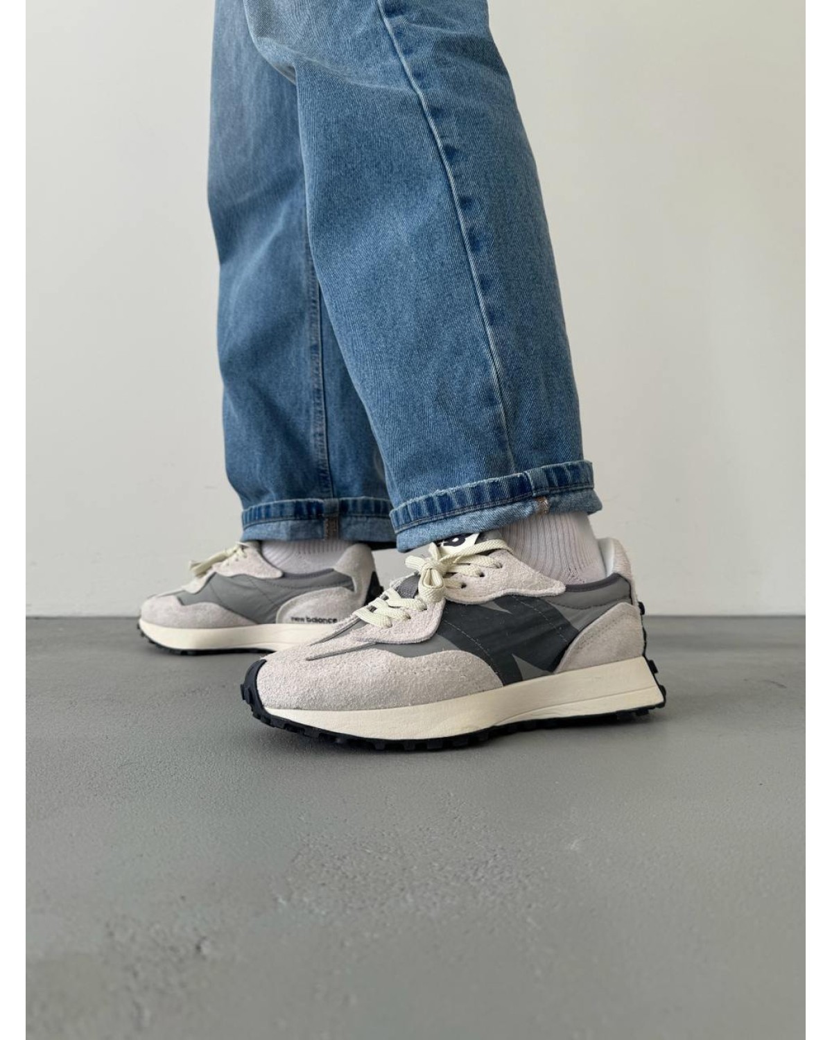 New Balance 327 Grey Logo