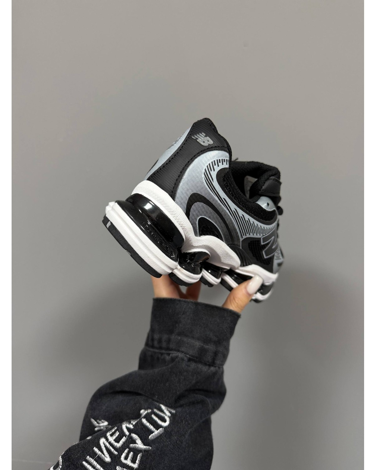 New Balance 2000 Black / White / Metallic New Balance 2000 Black / White / Metallic