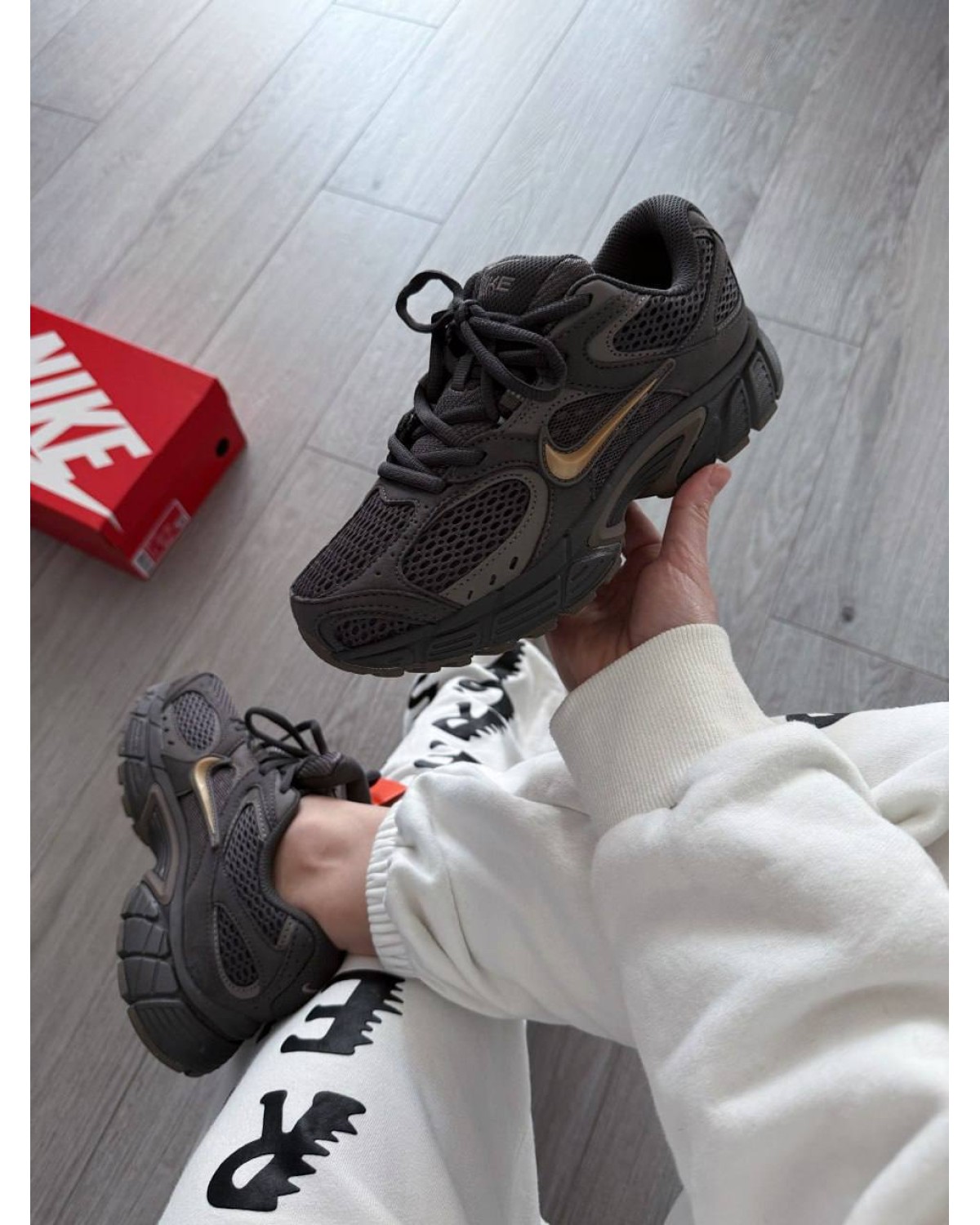 Nike V5 RNR Grey/Gold