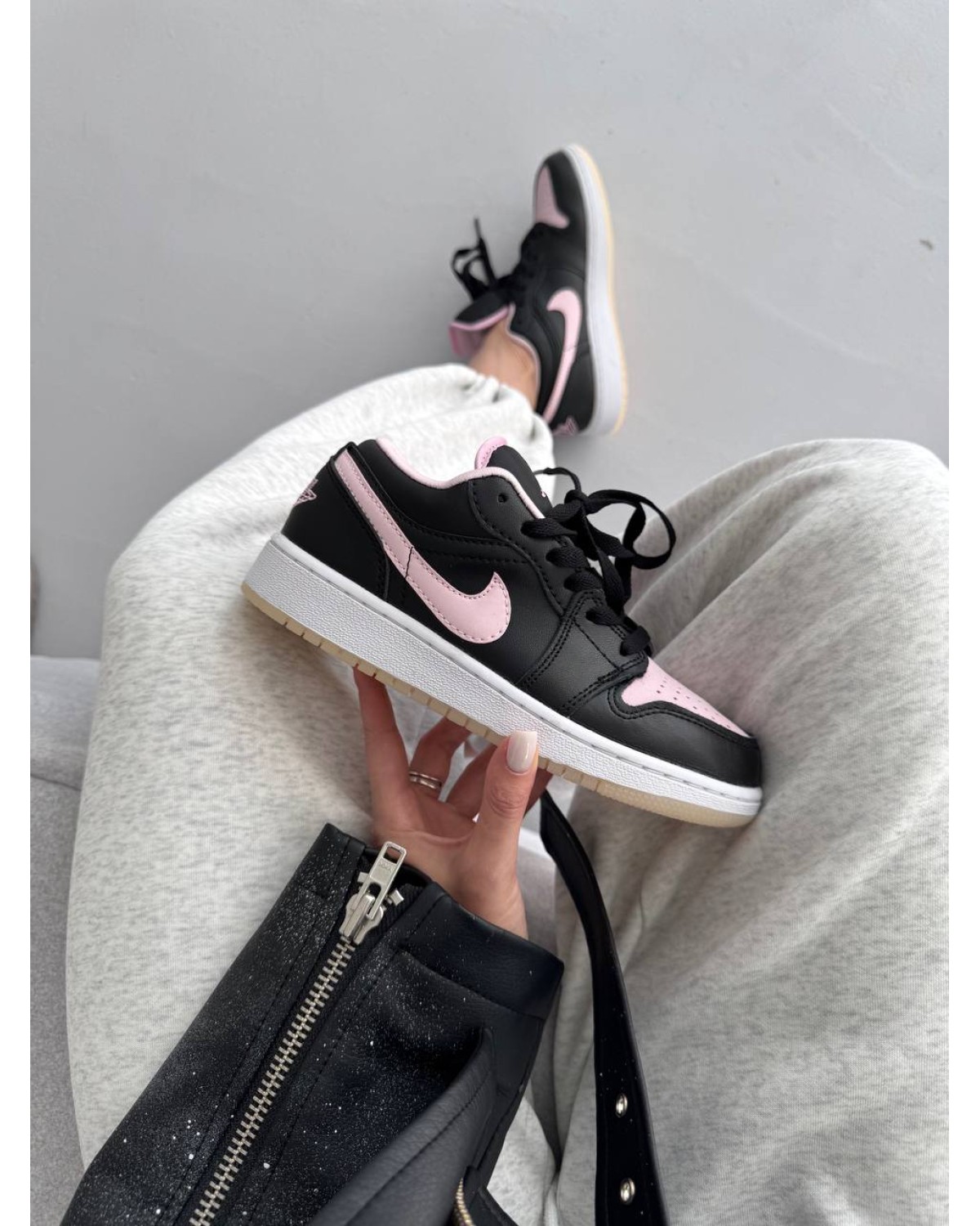 Nike Air Jordan Retro 1 Low Black / Pink